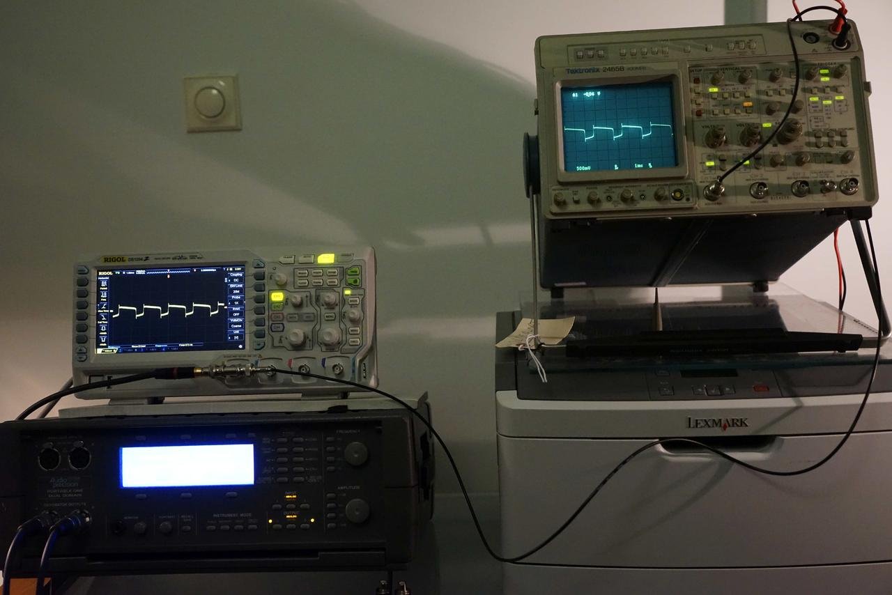 A80 sq300Hz on Tek - Rigol.jpg
