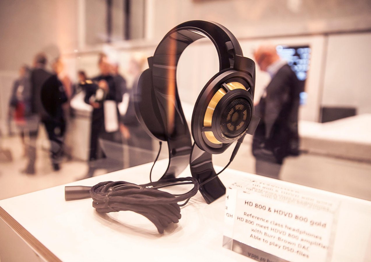 reshaping_excellence_berlin_hd800_gold_300dpi.jpg