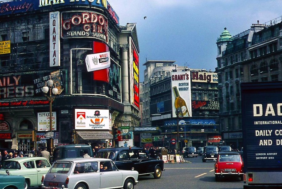 Piccadilly-Circus-1969.jpg