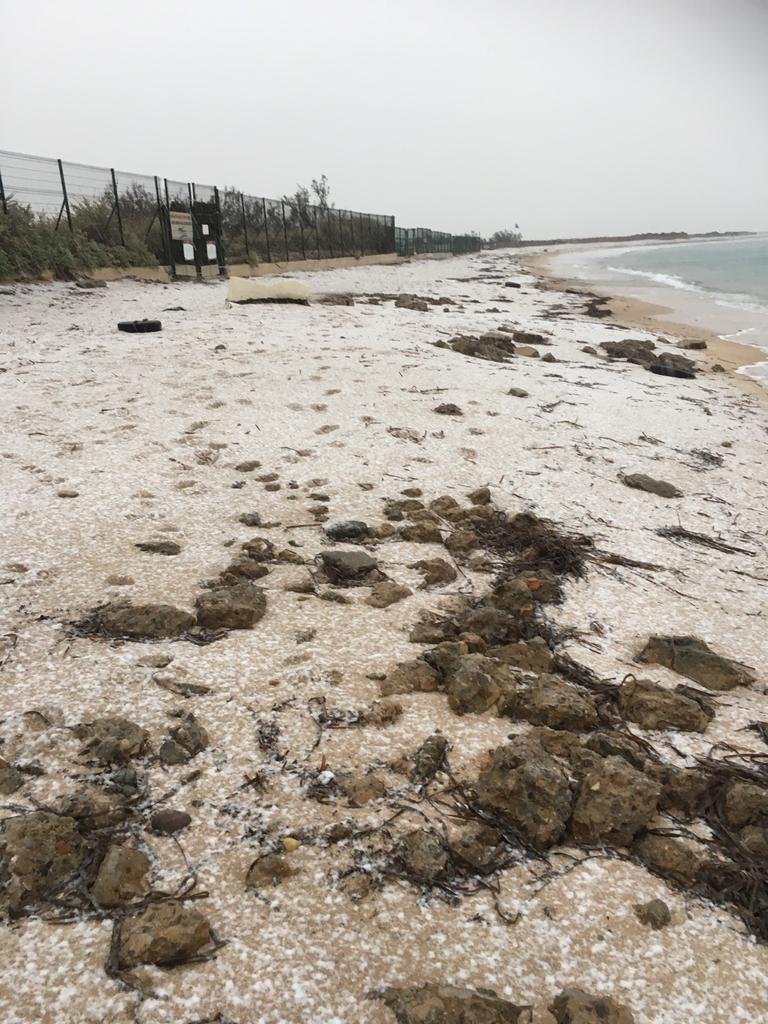 Hioni stin Paralia.jpg