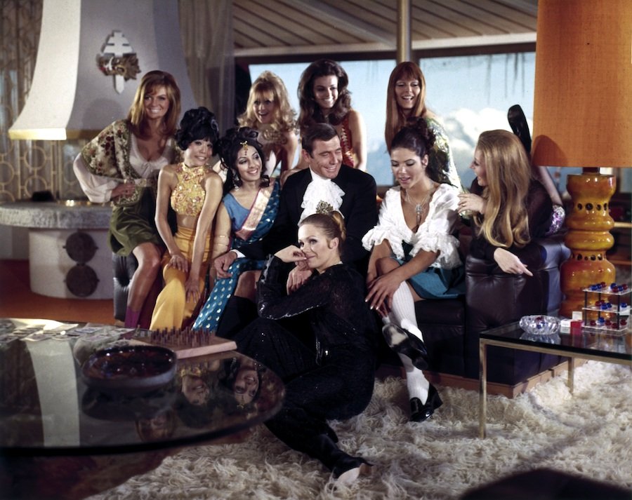 BondWithGirls.jpg