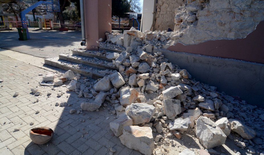 Damasi_seismos_sxoleio_toixos.jpg