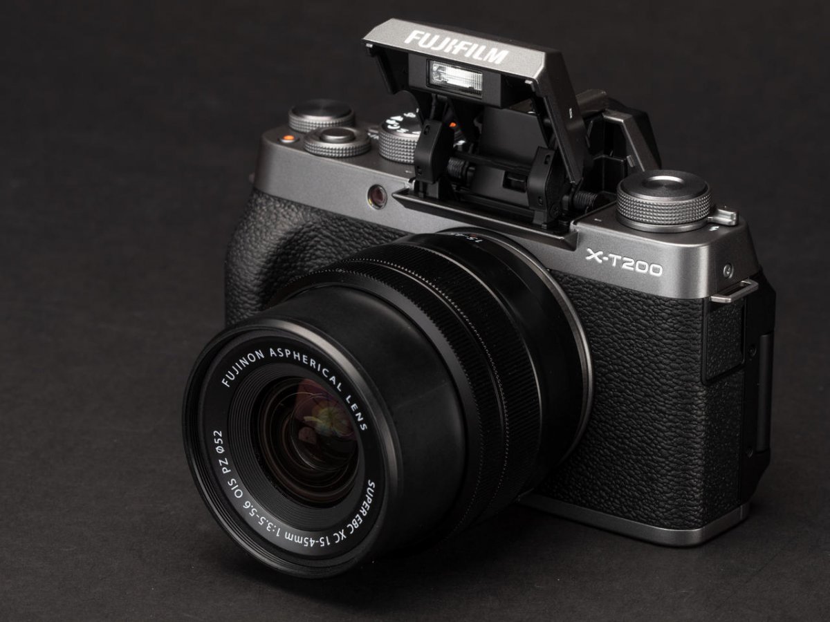 Fujifilm-X-T200-flash.jpg