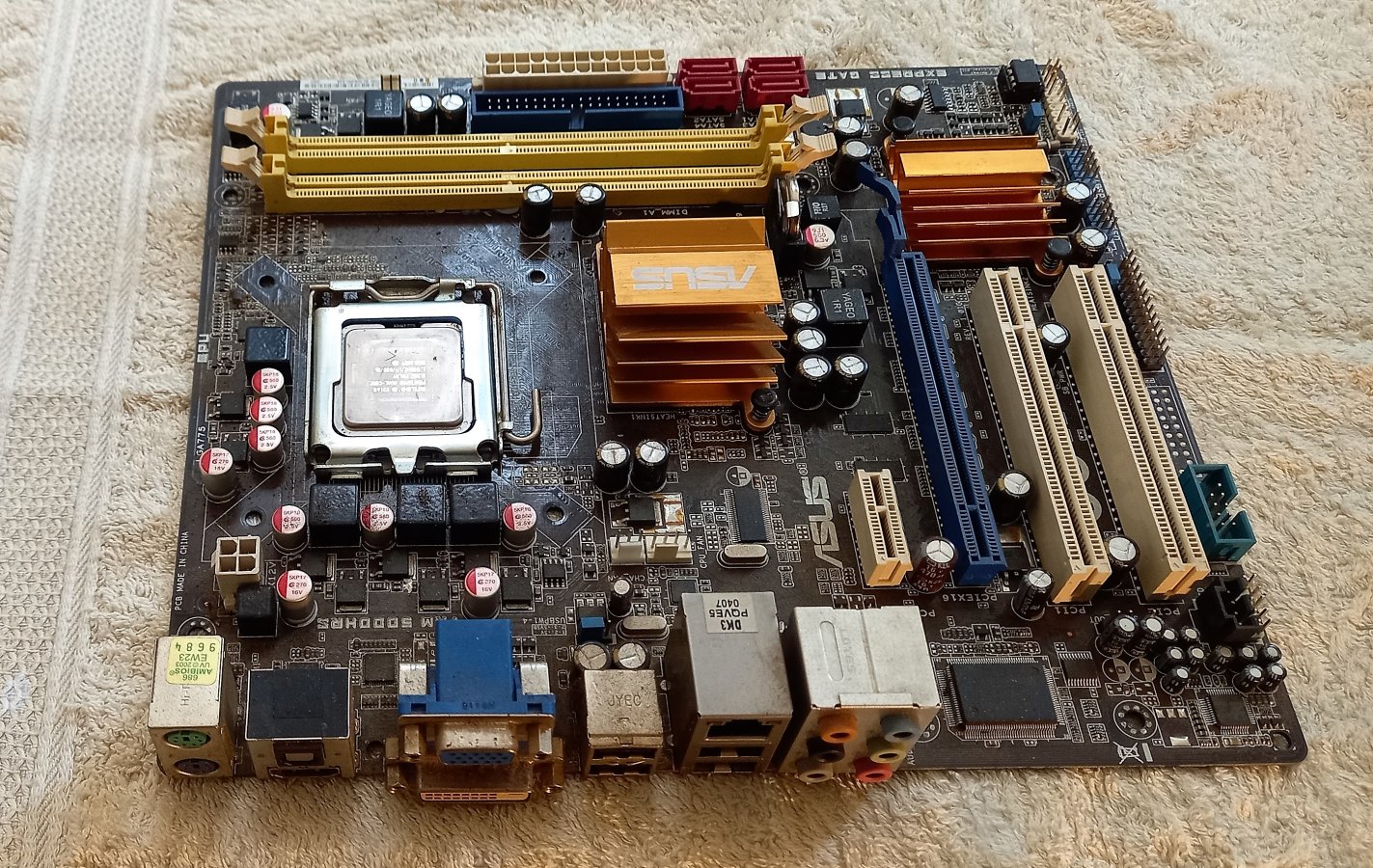 Mobo3.jpg Mobo3.jpg