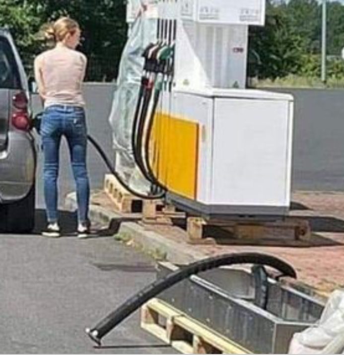 οι αντλίες δεν λειτουργούν, δεν είναι συνδεδεμένες, απλά είναι ακουμπισμένες πάνω στις παλέτες..png