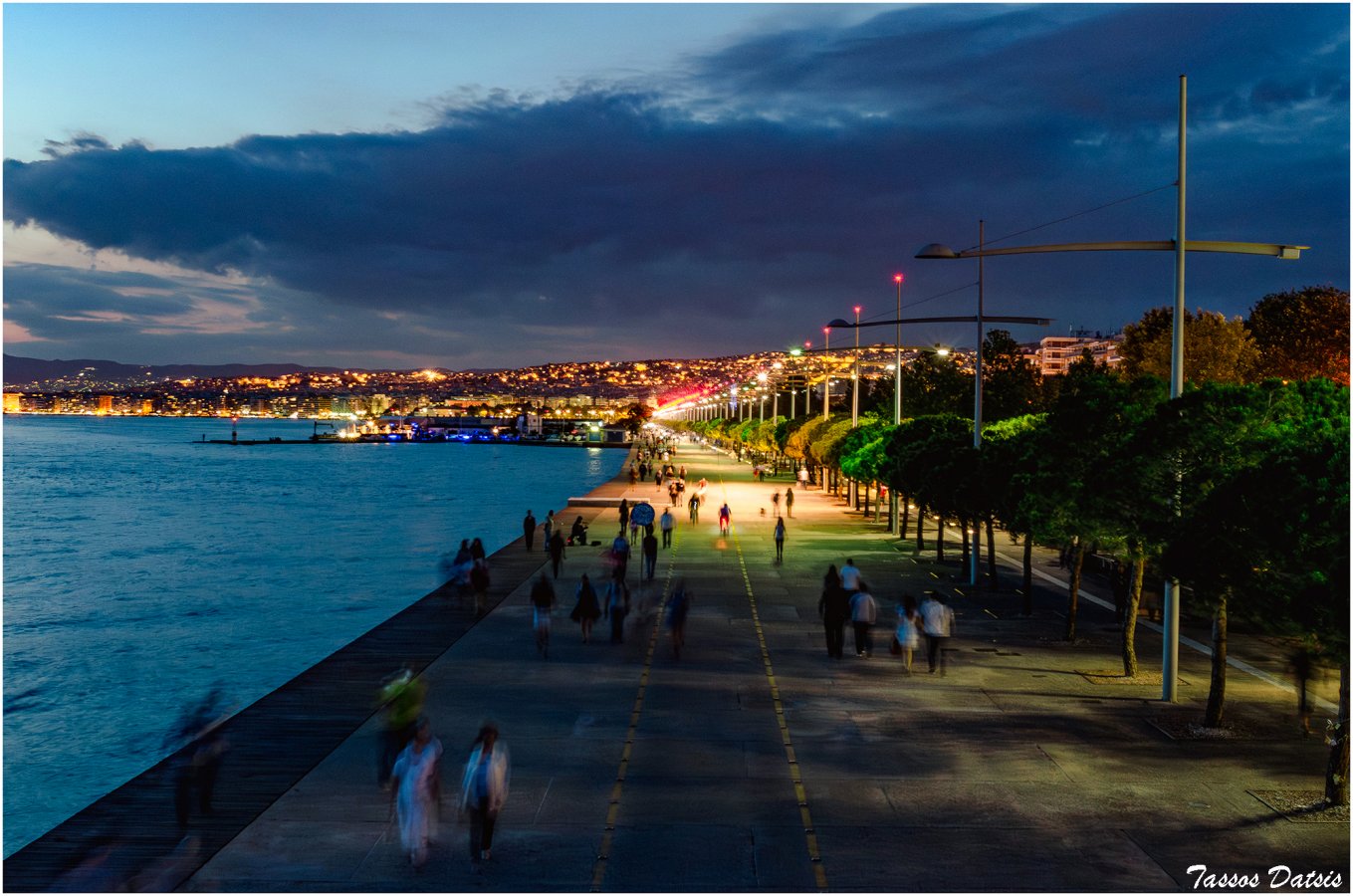 Thessaloniki by night.jpg