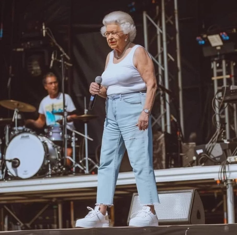queen-performing-radio-ga-ga-at-the-1985-live-aid-concert-v0-45itg1pfbrmc1.jpg