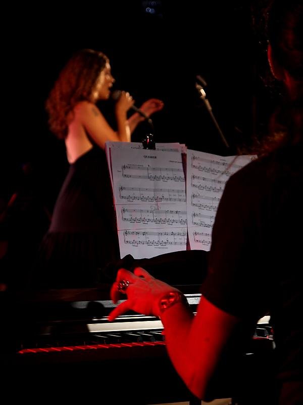 IMG_0687 ret1 crop web 1000.jpg