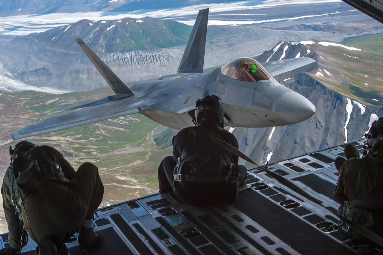 F-22 ready to park.jpg