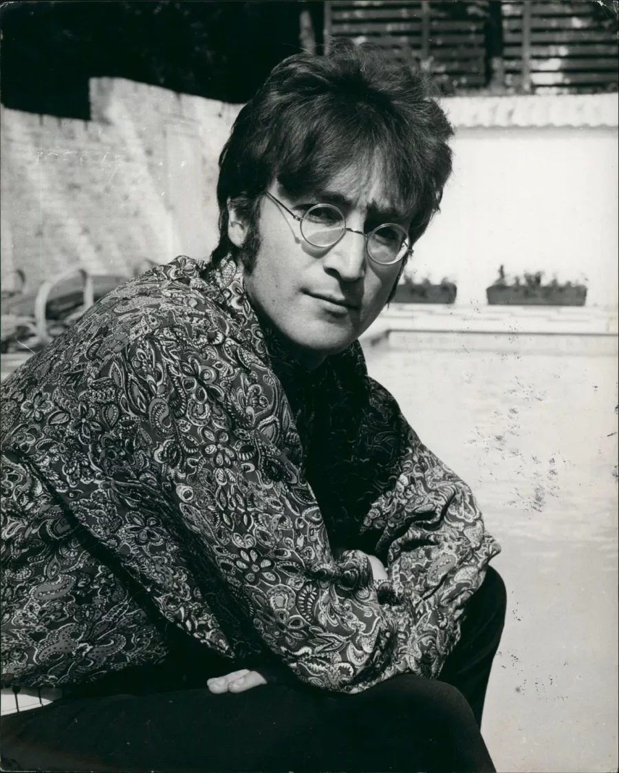 John-Lennon-The-Beatles-1968.webp