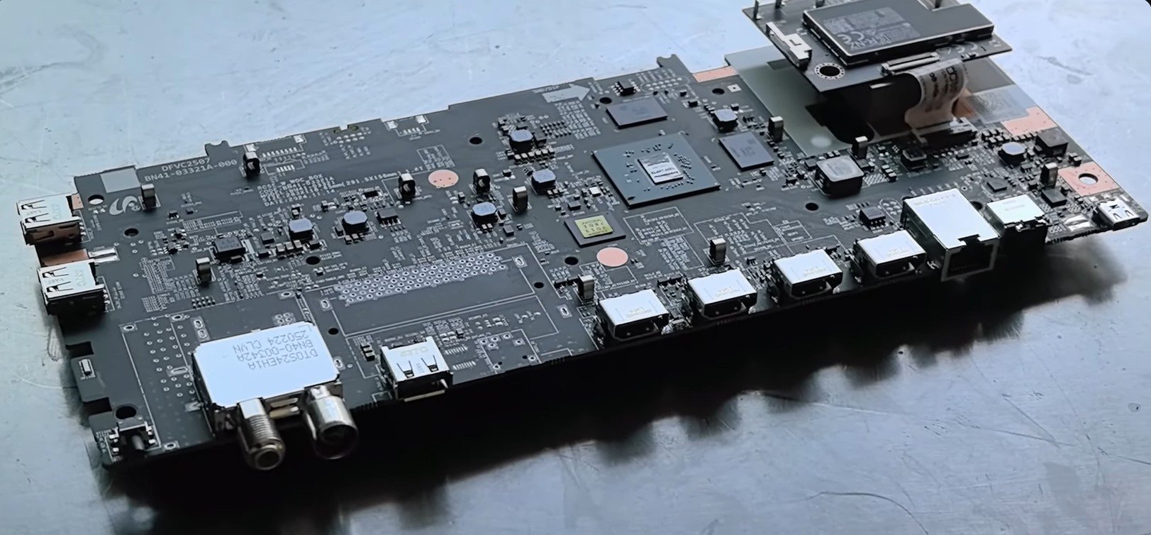 One connect box_Samsung QE75QN990F_teardown_hxosplusgr.jpg