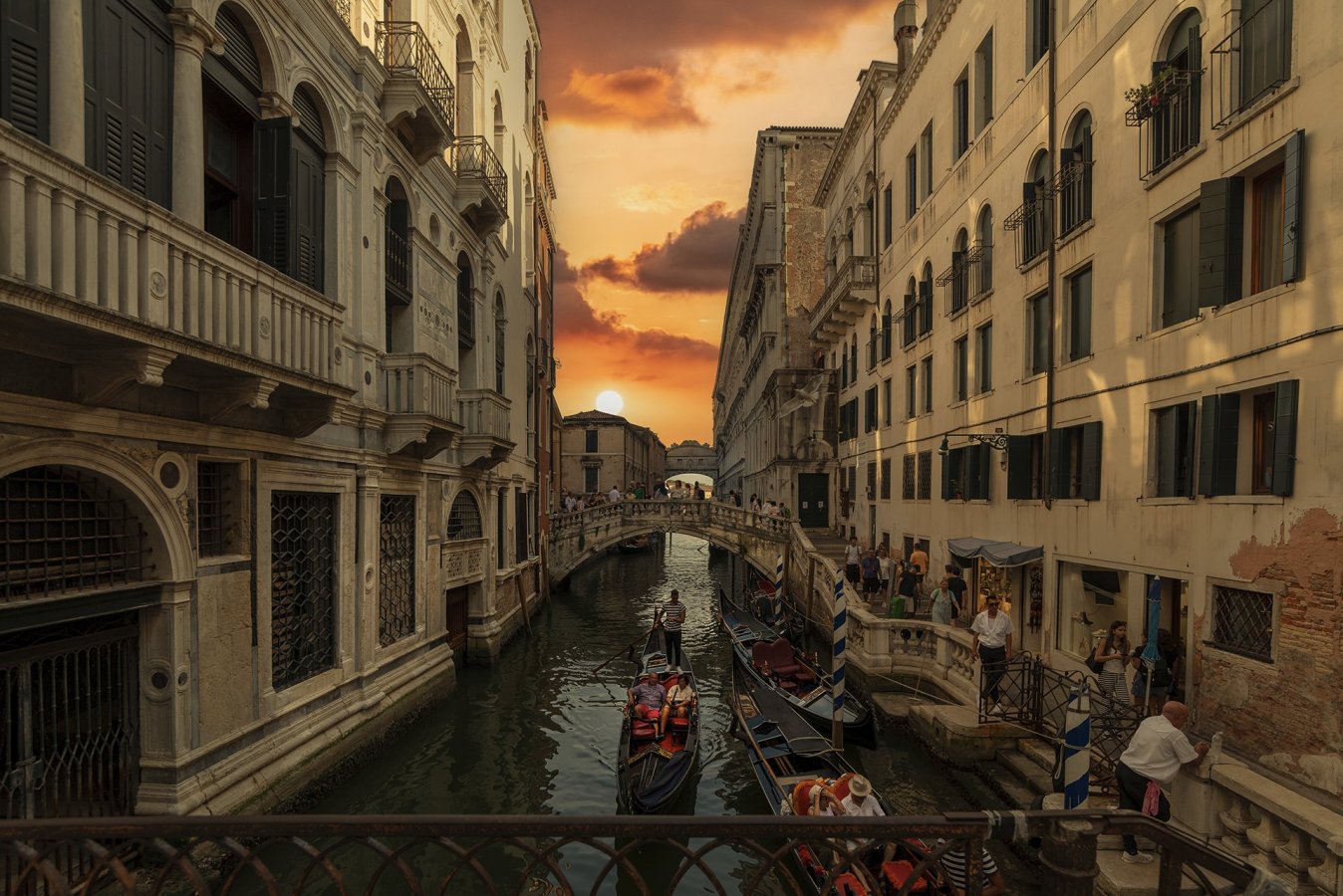 Busy_Canals_of_Venice_DSC3144_v2.jpg