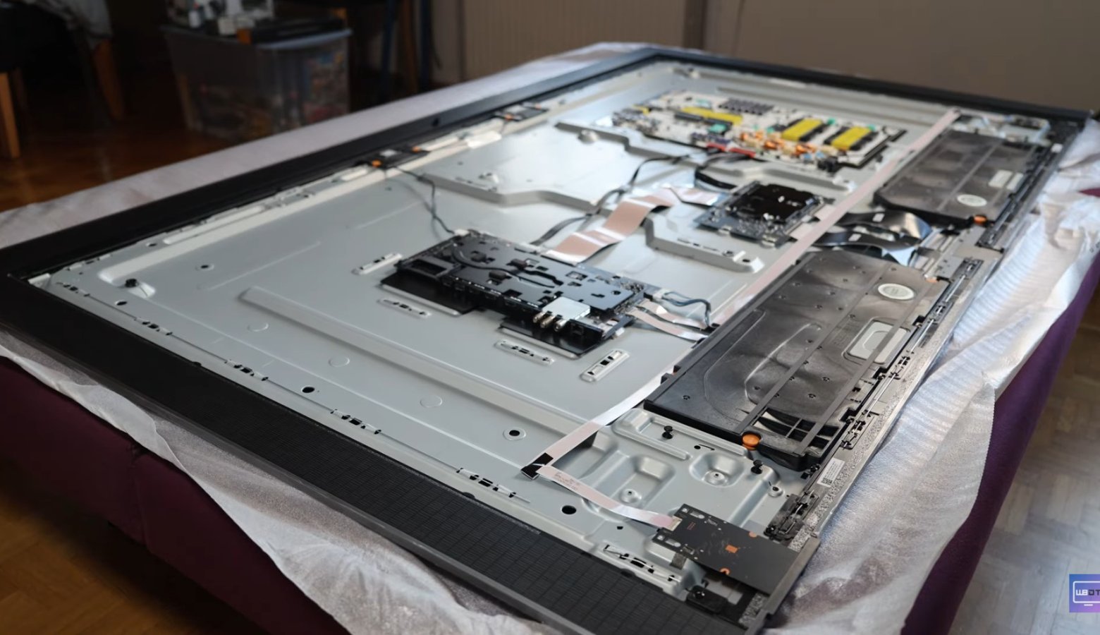 Samsung QE77S99H teardown WB Display Tech.jpg