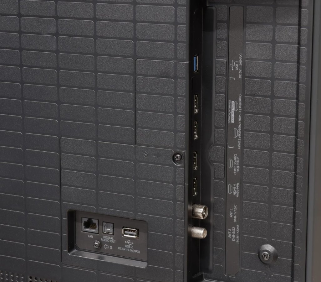 Hisense 55U7SE ports wybierztv.jpg