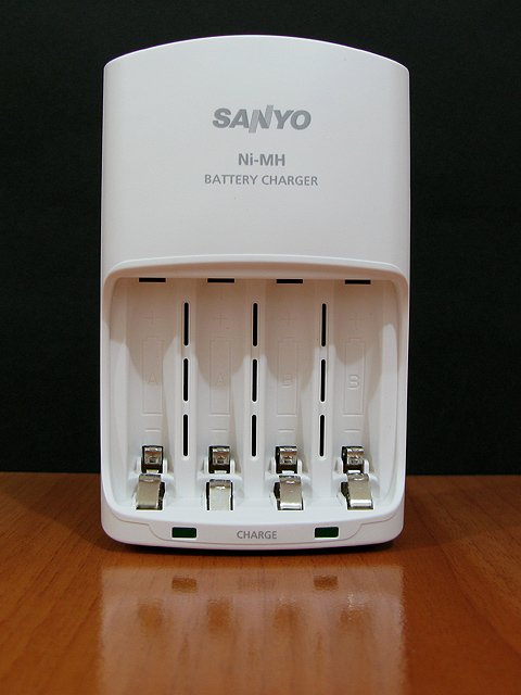 IMG_2173_Sanyo-Eneloop-Power-Pack_Charger.jpg