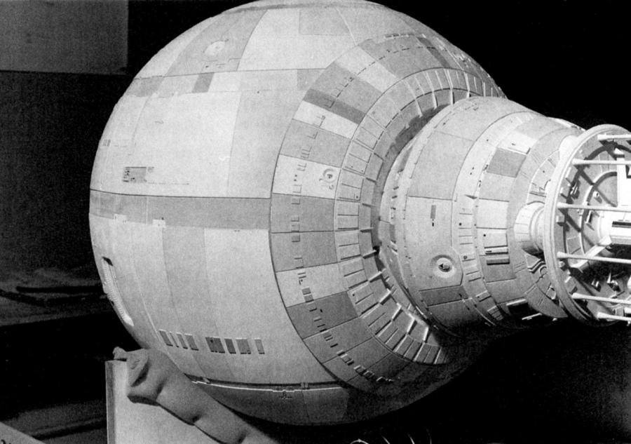 Discovery command module.jpg