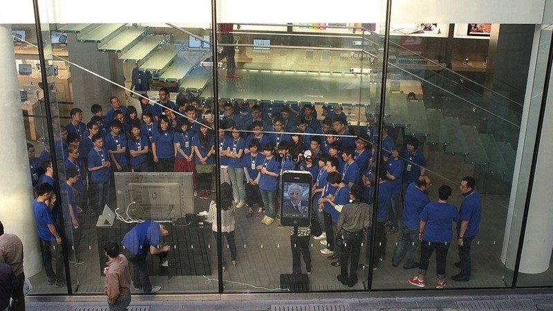 102218-ipad_2_china_launch_staff.jpg