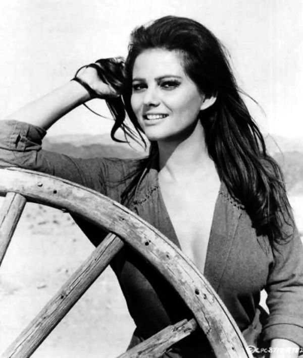 claudia-cardinale-pose-with-photoshoot.jpg