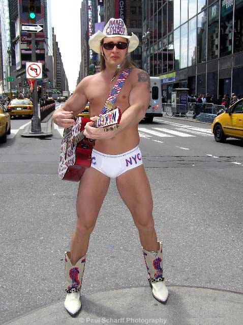 Naked_Cowboy_nakos.jpg