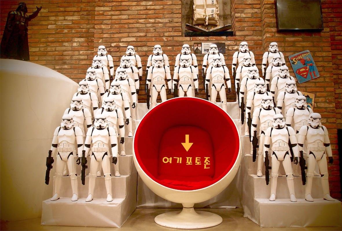 21 Throne & personal guard.jpg