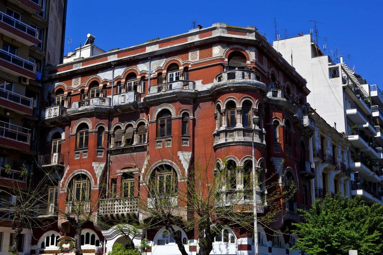 fix41120_greece_thessaloniki_macedonia_red_house.jpg